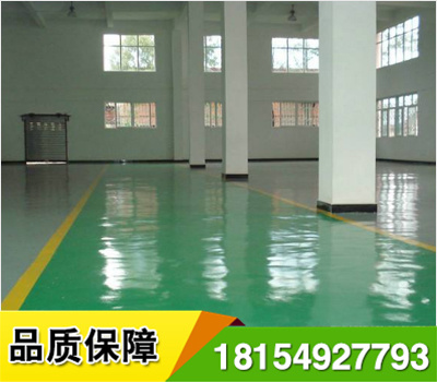 環(huán)氧樹脂砂漿地坪漆施工注意事項(xiàng) 1、環(huán)境溫度為25℃時(shí)，施工后2-3天應(yīng)達(dá)到實(shí)干，即硬度達(dá)到完成固化的80%左右； 2、表面不能出現(xiàn)發(fā)粘現(xiàn)象； 3、氣泡：平涂型、砂漿型無(wú)氣泡，自流